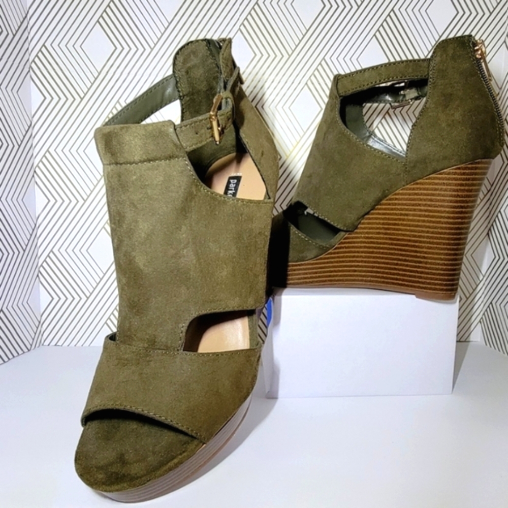 Parker and Sky Olive Green Platform Wedge Sandals Size 7.5